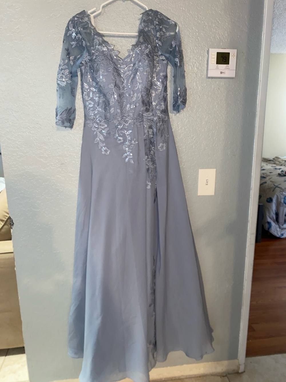 Elegant Lace Appliqué V-Neck Evening Dress in Dusty Blue